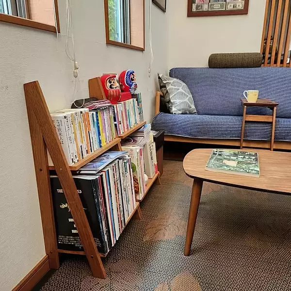 「お気に入りの本がもっと身近に。本棚の置き方アイデア7選」の画像