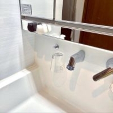 貼るだけでおうちの物の置き場所を作れる♪セリアの透明フックを活用した収納アイデア