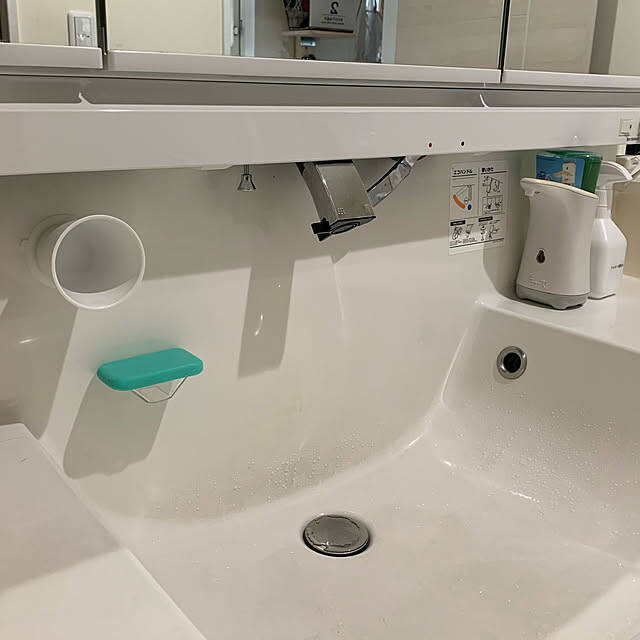 貼るだけでおうちの物の置き場所を作れる♪セリアの透明フックを活用した収納アイデア