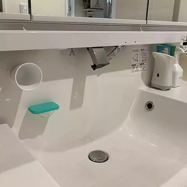 「貼るだけでおうちの物の置き場所を作れる♪セリアの透明フックを活用した収納アイデア」の画像