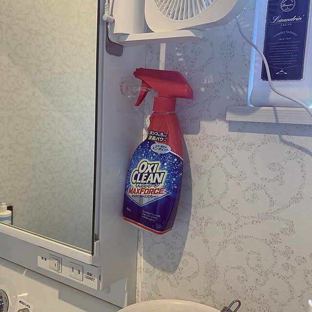 貼るだけでおうちの物の置き場所を作れる♪セリアの透明フックを活用した収納アイデア