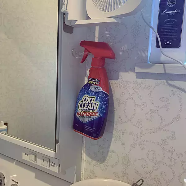 「貼るだけでおうちの物の置き場所を作れる♪セリアの透明フックを活用した収納アイデア」の画像