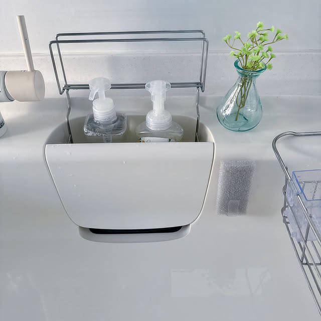 貼るだけでおうちの物の置き場所を作れる♪セリアの透明フックを活用した収納アイデア