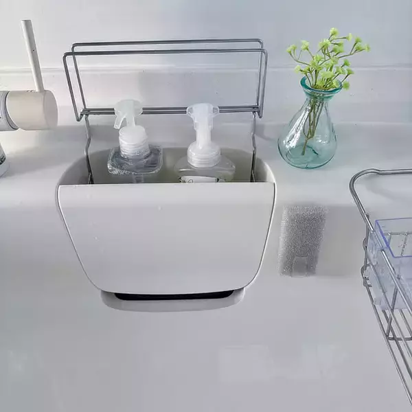 「貼るだけでおうちの物の置き場所を作れる♪セリアの透明フックを活用した収納アイデア」の画像