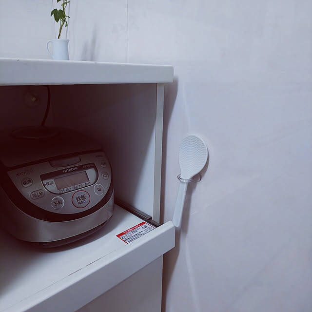 貼るだけでおうちの物の置き場所を作れる♪セリアの透明フックを活用した収納アイデア