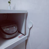 「貼るだけでおうちの物の置き場所を作れる♪セリアの透明フックを活用した収納アイデア」の画像6