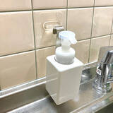 「貼るだけでおうちの物の置き場所を作れる♪セリアの透明フックを活用した収納アイデア」の画像7