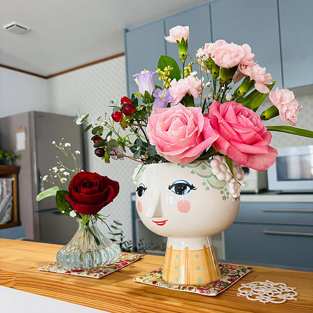 はっと目を惹くデザインのものもたくさん。お花のある暮らしをもっと楽しめるフラワーベース6選