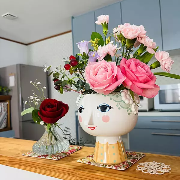 「はっと目を惹くデザインのものもたくさん。お花のある暮らしをもっと楽しめるフラワーベース6選」の画像