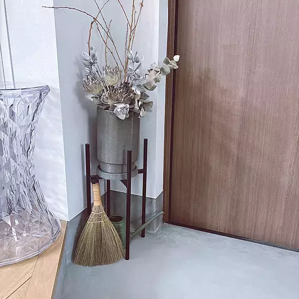 「便利なほうきやクリーナーをかしこく活用して♪玄関の掃除方法の工夫」の画像