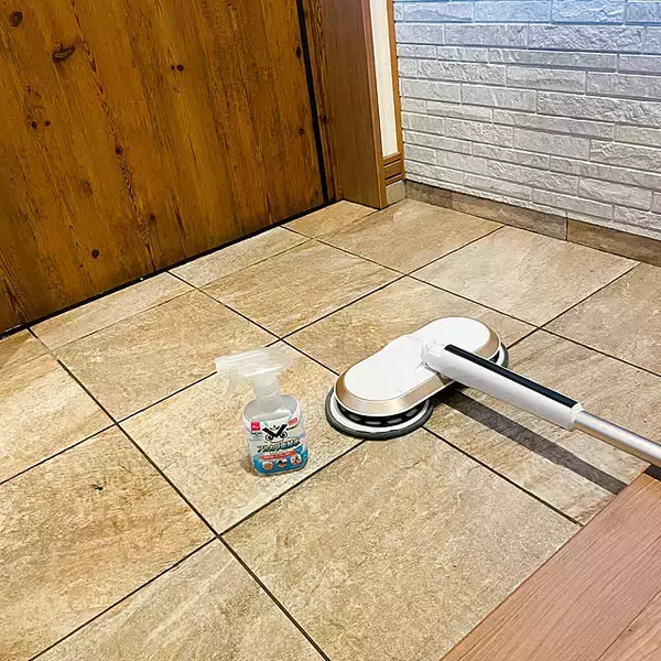 「便利なほうきやクリーナーをかしこく活用して♪玄関の掃除方法の工夫」の画像