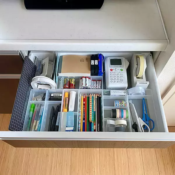 「ごちゃつく引き出しがスッキリ！無印良品「ポリプロピレンデスク内整理トレー」が便利」の画像