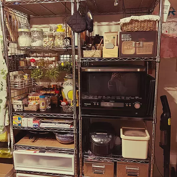 「見せると隠すを使い分け♪スチールラックで整うインテリアと収納の実例6選」の画像