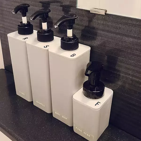 「生活感の出やすいシャンプーや洗剤に統一感を！100均の詰め替えボトル6選」の画像