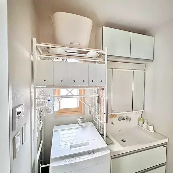 「収納力アップで洗面所がすっきり整う！ランドリーラックで空間を有効活用した実例紹介」の画像