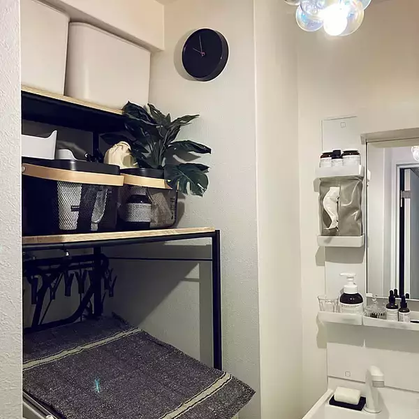 「収納力アップで洗面所がすっきり整う！ランドリーラックで空間を有効活用した実例紹介」の画像