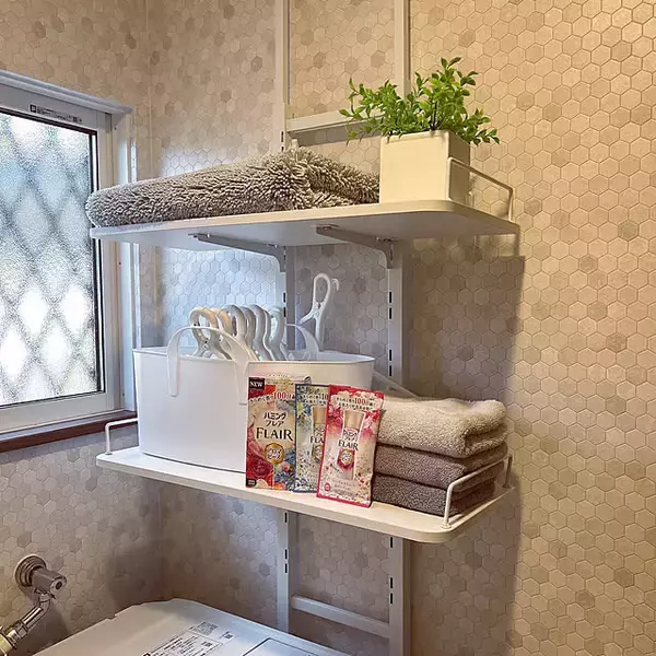 「収納力アップで洗面所がすっきり整う！ランドリーラックで空間を有効活用した実例紹介」の画像