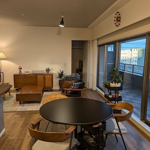 「広く大きな窓のある、ミッドセンチュリー×インダストリアルな住まい」 by okayuさん