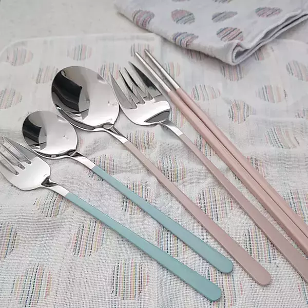 「豊富なデザインから気分で使い分けられる♪セリアのカトラリーがある暮らし」の画像