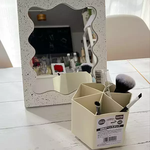 「使いやすくて見た目もグッド♪セリアのアイテムを使ったコスメ収納7選」の画像