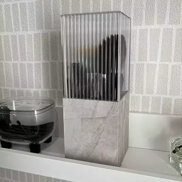 「使いやすくて見た目もグッド♪セリアのアイテムを使ったコスメ収納7選」の画像