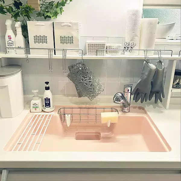どこに置くかもう迷わない！衛生的で使いやすいキッチンスポンジの置き方アイデア
