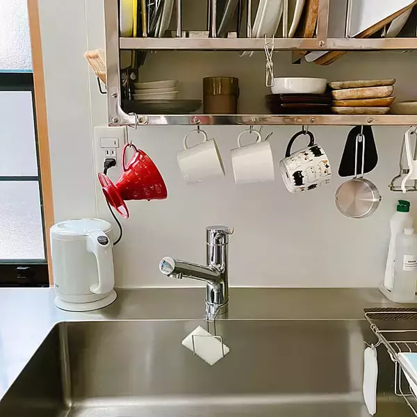 「どこに置くかもう迷わない！衛生的で使いやすいキッチンスポンジの置き方アイデア」の画像