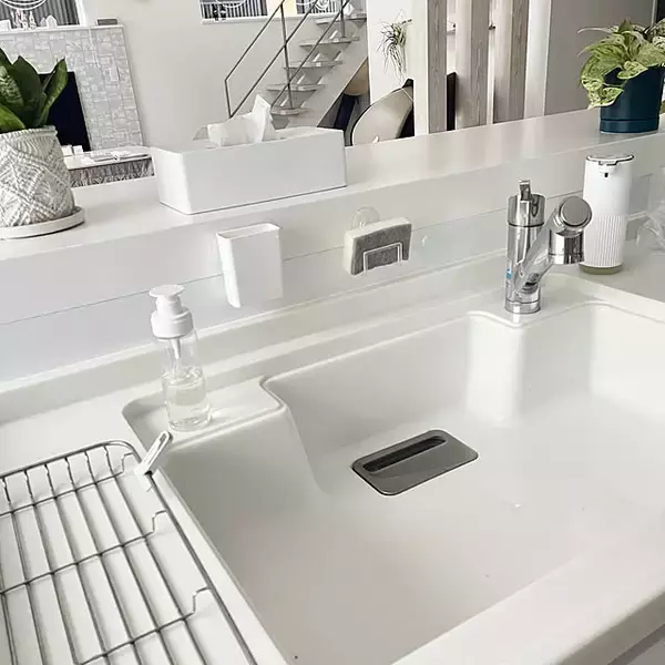 「どこに置くかもう迷わない！衛生的で使いやすいキッチンスポンジの置き方アイデア」の画像