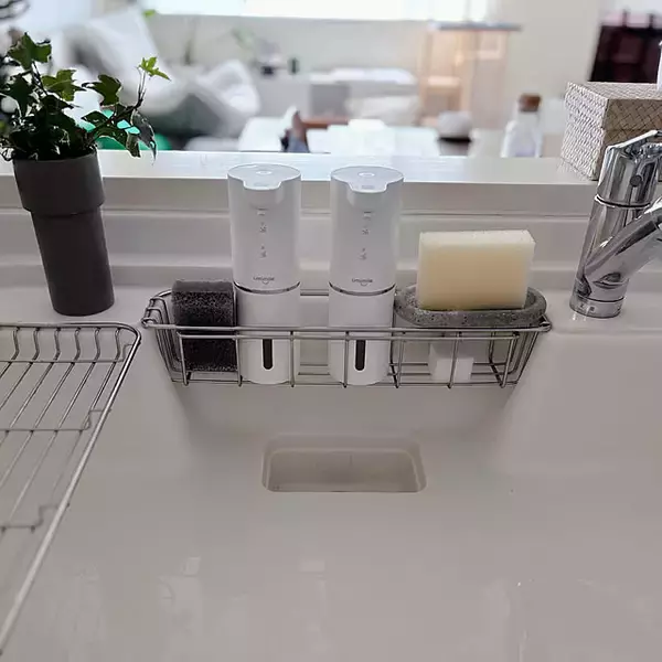 「どこに置くかもう迷わない！衛生的で使いやすいキッチンスポンジの置き方アイデア」の画像