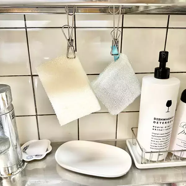 「どこに置くかもう迷わない！衛生的で使いやすいキッチンスポンジの置き方アイデア」の画像
