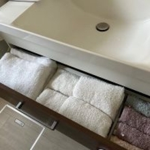 脱衣所がスッキリ整う！暮らしに合わせたバスタオル収納の工夫10選