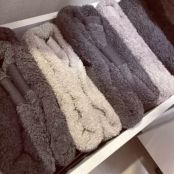 「脱衣所がスッキリ整う！暮らしに合わせたバスタオル収納の工夫10選」の画像