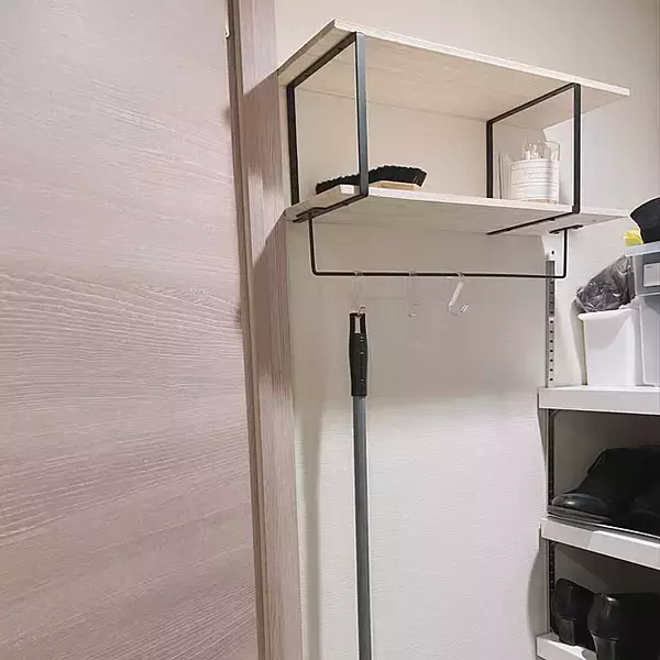 「100均のアイテムで限られたスペースを上手に活用！玄関の収納力がアップする工夫10選」の画像