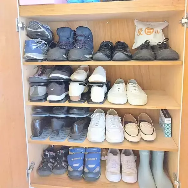 「100均のアイテムで限られたスペースを上手に活用！玄関の収納力がアップする工夫10選」の画像