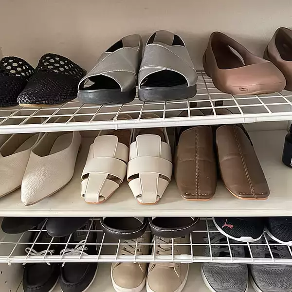 「100均のアイテムで限られたスペースを上手に活用！玄関の収納力がアップする工夫10選」の画像