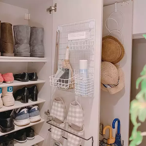 「100均のアイテムで限られたスペースを上手に活用！玄関の収納力がアップする工夫10選」の画像