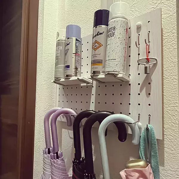 「100均のアイテムで限られたスペースを上手に活用！玄関の収納力がアップする工夫10選」の画像