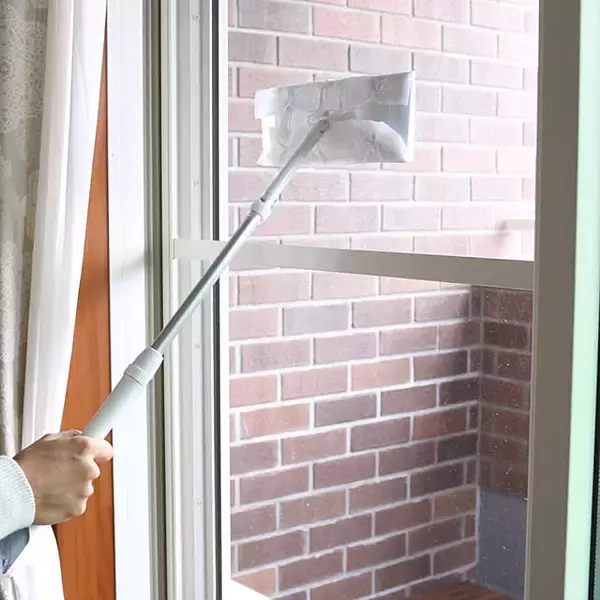 「外の光が差し込むクリアなお部屋に♪身近なアイテムを使って効果を感じられる網戸掃除アイデア6選」の画像