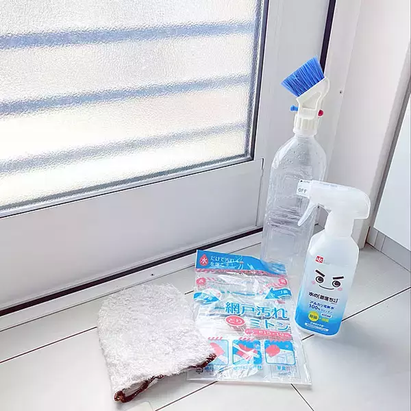 「外の光が差し込むクリアなお部屋に♪身近なアイテムを使って効果を感じられる網戸掃除アイデア6選」の画像