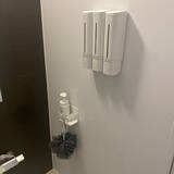 「使いやすく清潔に♪掃除も楽になるシャンプーの置き方アイデア」の画像2