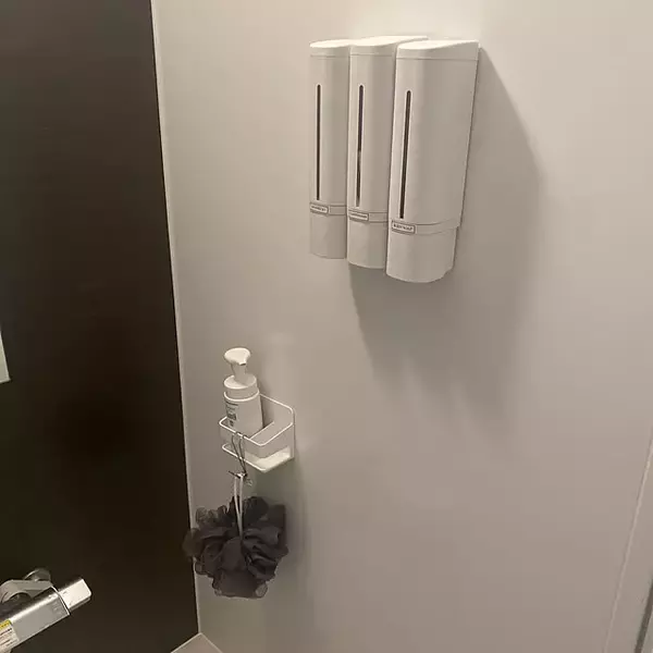 「使いやすく清潔に♪掃除も楽になるシャンプーの置き方アイデア」の画像