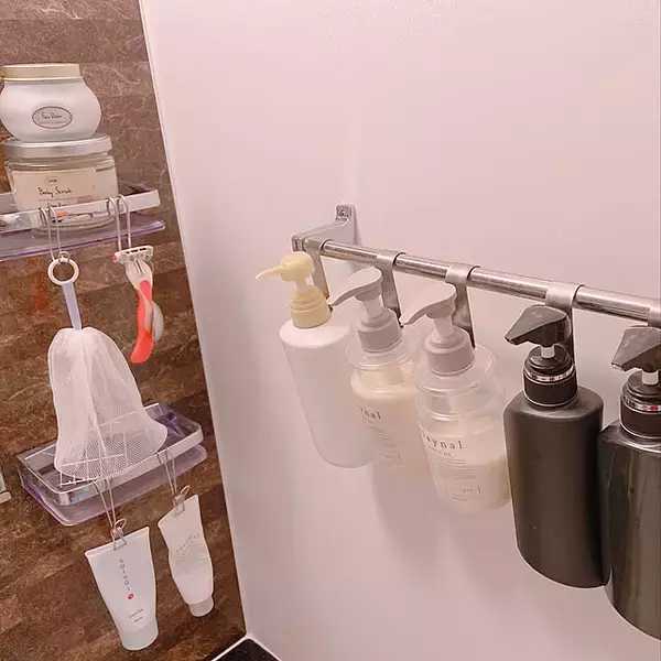 「使いやすく清潔に♪掃除も楽になるシャンプーの置き方アイデア」の画像