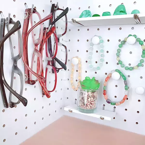 「DIY初心者さんでも大丈夫！ダイソーのデザインボードで作る便利空間」の画像