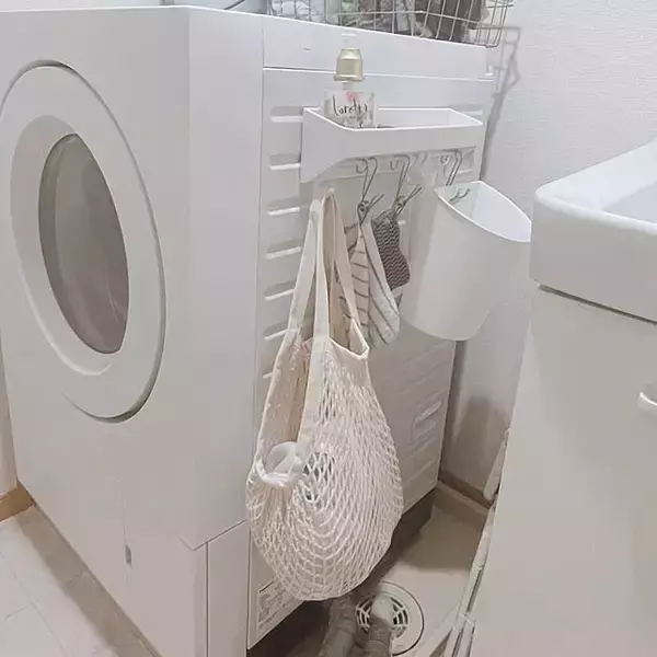 「縦の空間を上手に使って省スペースを実現。賢い吊るす収納の実例6選」の画像