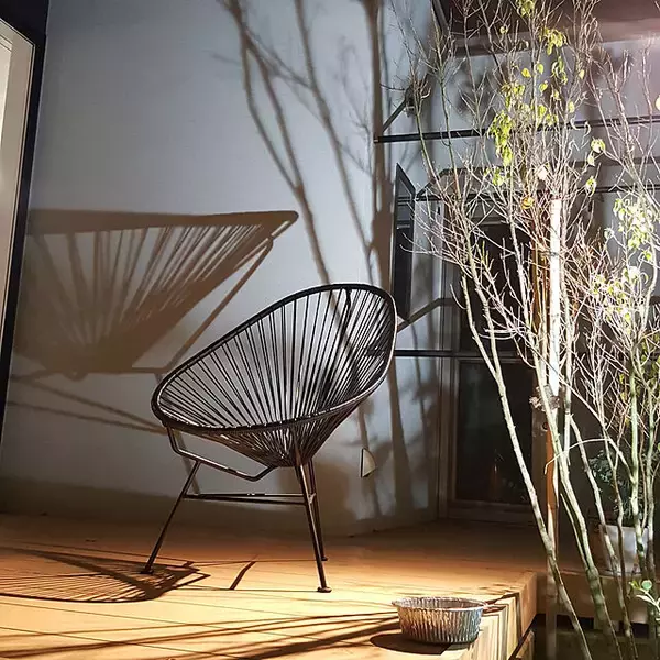 「デザイン性と座り心地に惚れ惚れ♡アカプルコチェアを取り入れた上質な空間」の画像