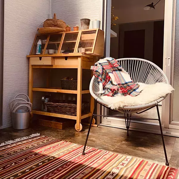 「デザイン性と座り心地に惚れ惚れ♡アカプルコチェアを取り入れた上質な空間」の画像