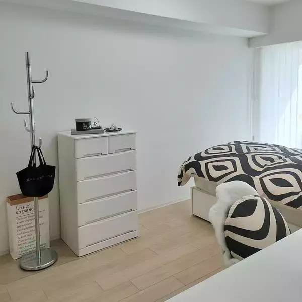 「【写真でルームツアー】モノトーンでつくる、すっきりとしたモダン空間。sakuraさんのお家をご紹介！」の画像