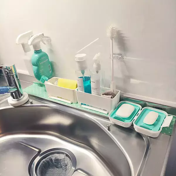 「100均で整う！見た目もすっきり使いやすいシンク周り収納」の画像