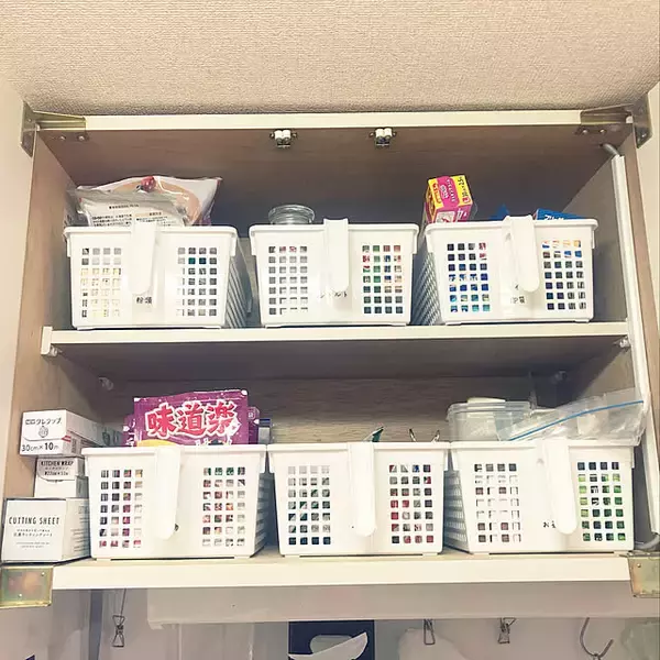 「100均で整う！見た目もすっきり使いやすいシンク周り収納」の画像