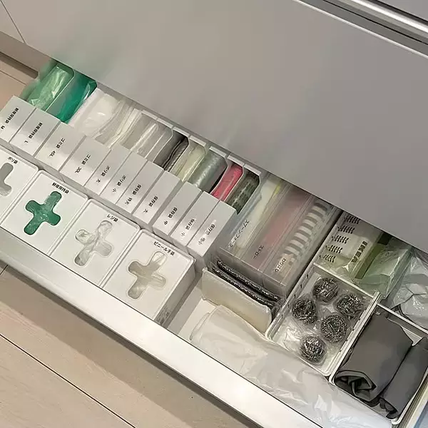 「100均で整う！見た目もすっきり使いやすいシンク周り収納」の画像